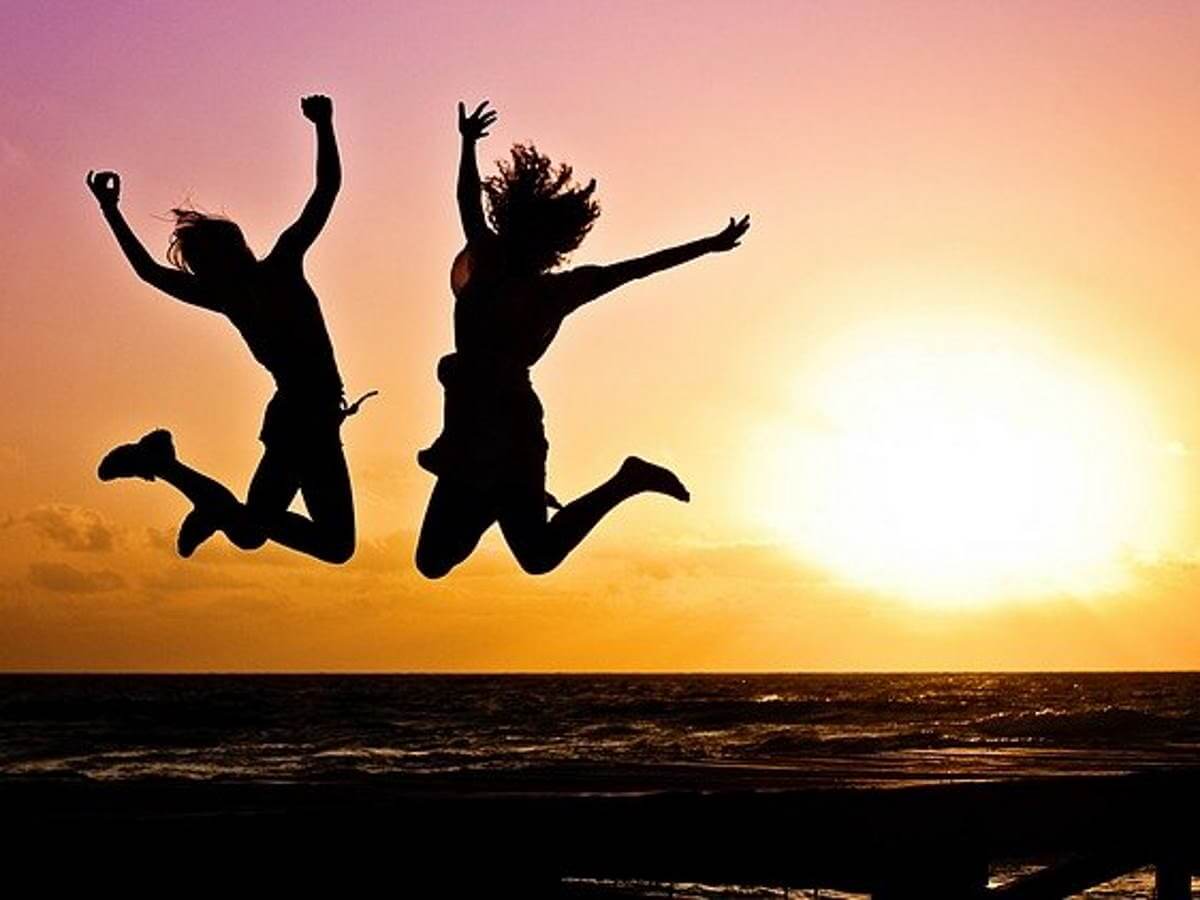 Images d’ombre de personnes qui sautent de joie.