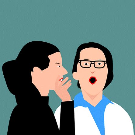 Une personne chuchote à l’oreille d’une autre personne.
