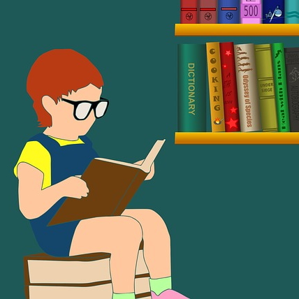 Un gamin assis en train de lire un livre.