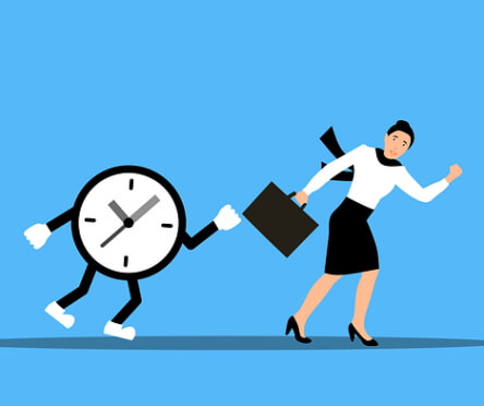 Dessin d’une dame qui tire sur une horloge.