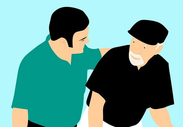 Un jeune homme met la met dans le dos d’un homme âgé.