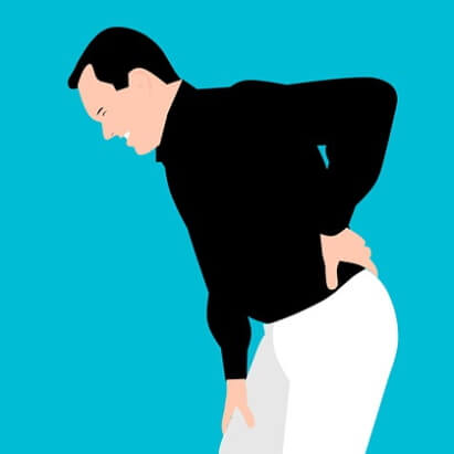 Un homme se penche pour soulager son mal de dos.