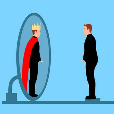 Un homme ordinaire s’imagine roi dans un miroir.