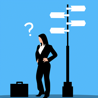 Femme indécise devant des panneaux routier de destination