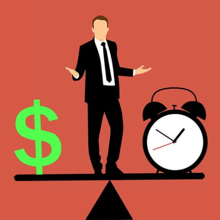Un homme debout entre un signe de dollars et une horloge.