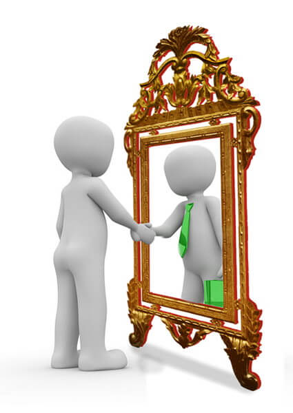  Un homme se tend la main face à un miroir.