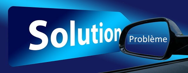 Le mot ‘solution‘ près d’un miroir qui contient le mot ‘problème‘.