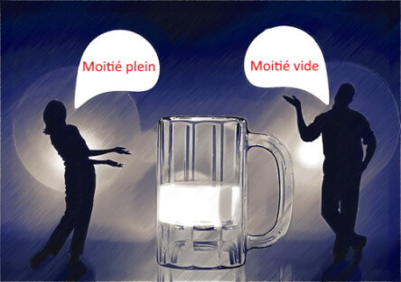 Deux personnes commentent un verre à moitié plein ou moitié vide.