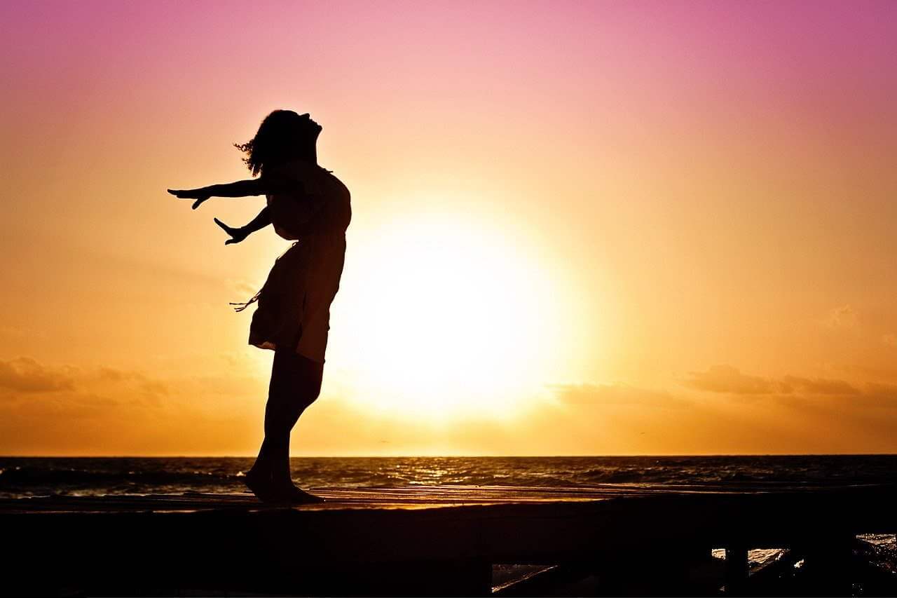 Silhouette d’une femme devant le soleil