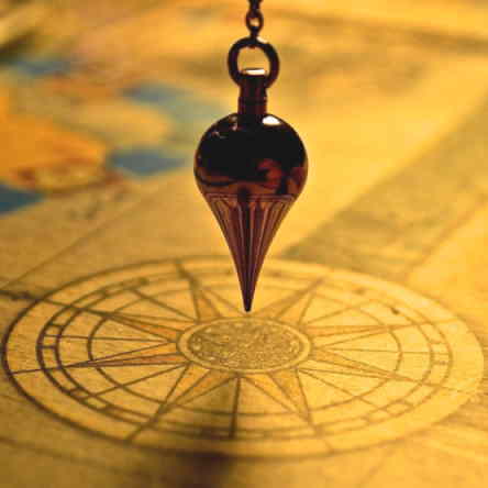 Un pendule immobile sur une carte de navigation 