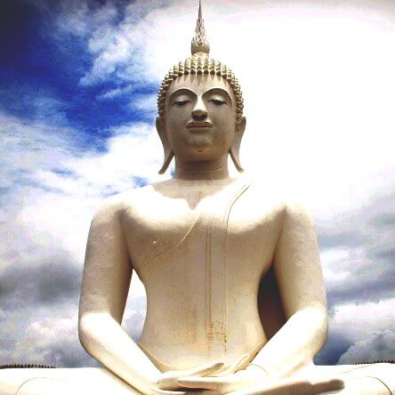 Une statue de Bouddha en prière ou méditation