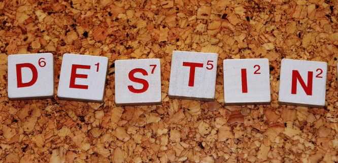 Destin écrit en lettres de Scrabble