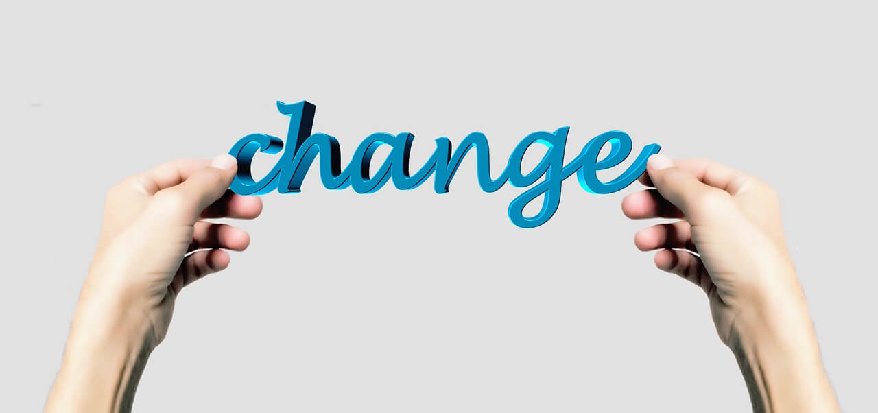 Le mot CHANGE tenu par deux mains