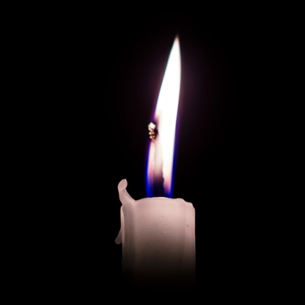 Petite chandelle qui brule dans le noir complet.