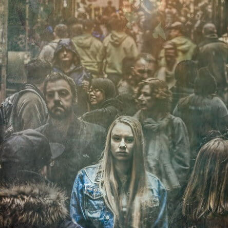 Une jeune dame triste seule dans la foule