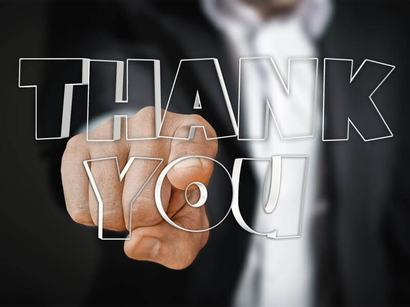 Un doigt qui pointe derrière les mots : Thank You