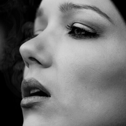  Visage féminin triste en gros plan 