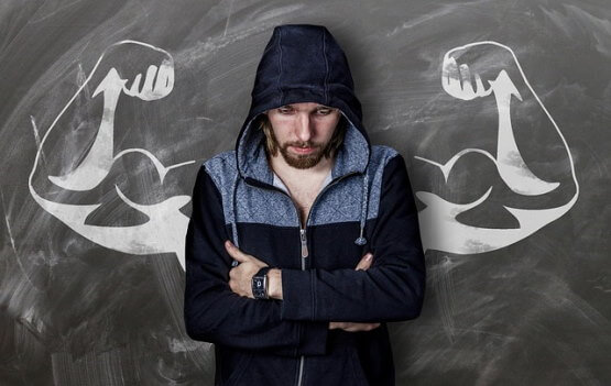 Un homme s’imagine avoir des bras très musclés.