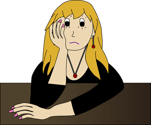 Une femme triste supporte sa tête avec son bras.