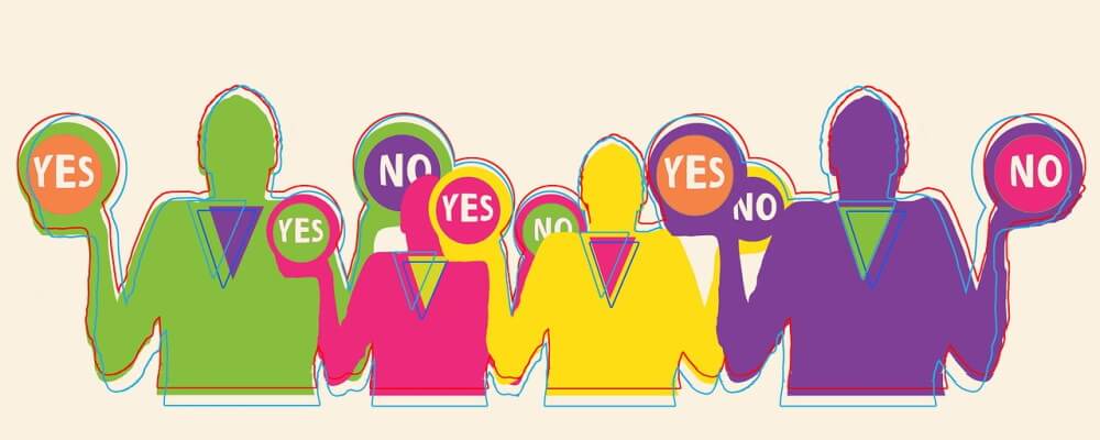 Groupe de personne avec des écriteaux yes et no.