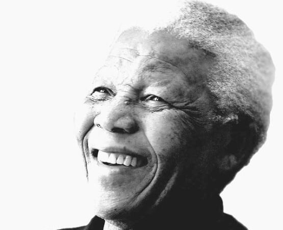 Photo de Mandela vieux et souriant largement