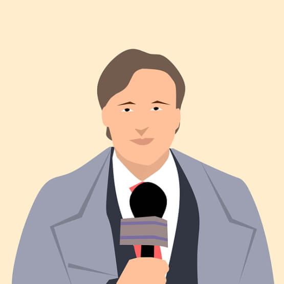  Un homme debout devant un microphone.