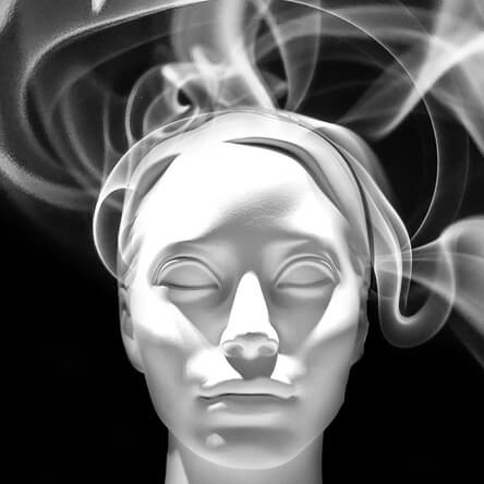Un visage entouré d’ondes nuageuses.