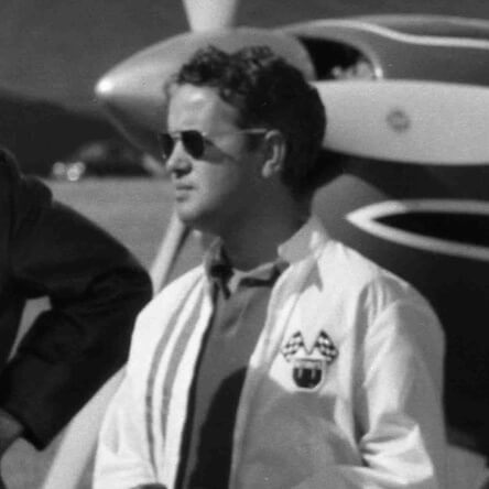 Richard Bach jeune homme devant un avion