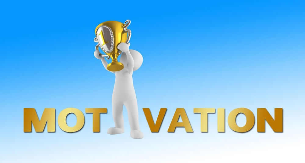 Un bonhomme tient un trophée dans ses mains, sur le mot MOTIVATION.