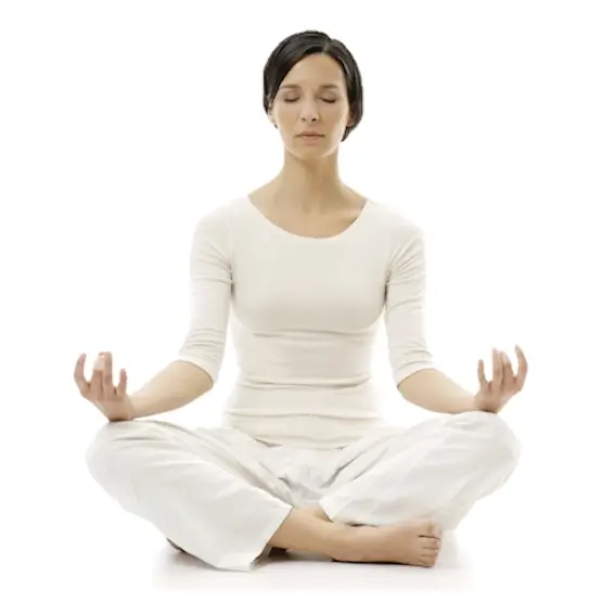 Une femme est assise en position de méditation.