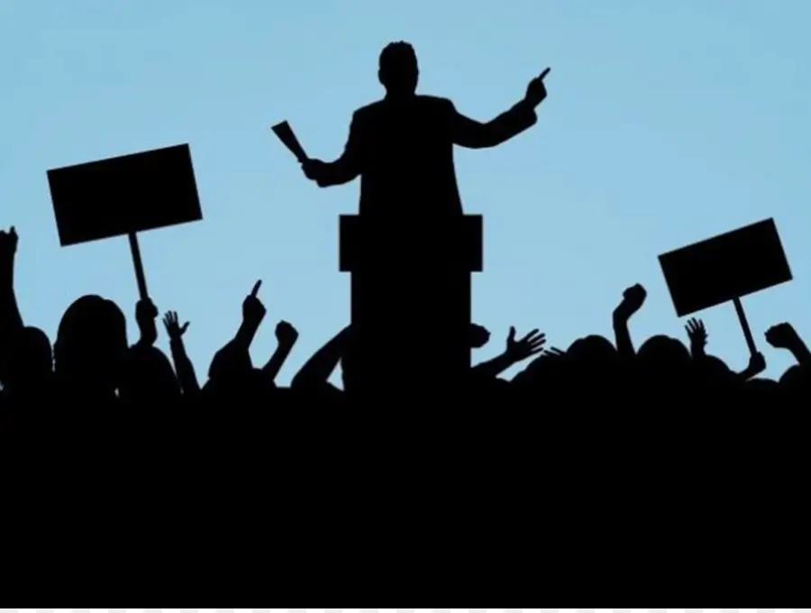 Un homme fait un discours devant une foule.