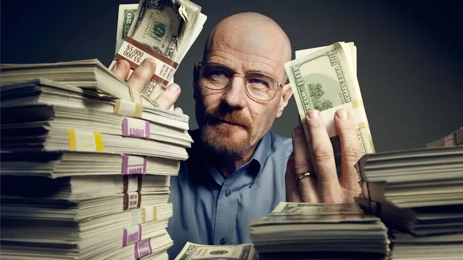 Un criminal tient des billets de banque.