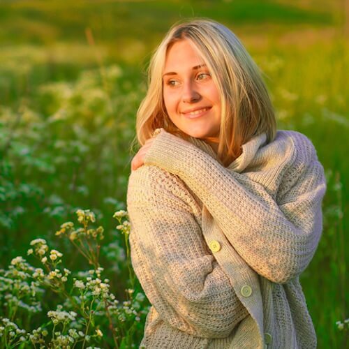 Une jeune femme souriante