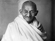 Photo de Gandhi en 1931 portant un vêtement traditionnel